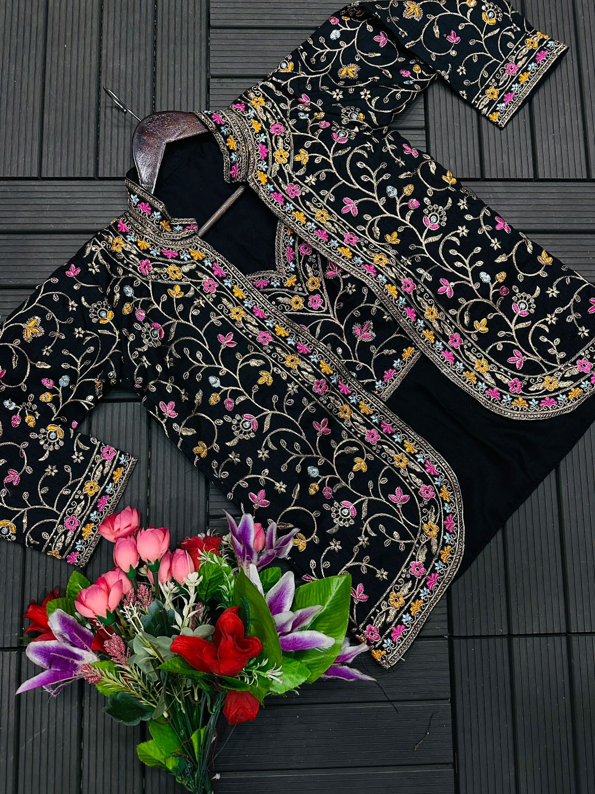 D 52 🖤 Grey Indo-Western Saree Look