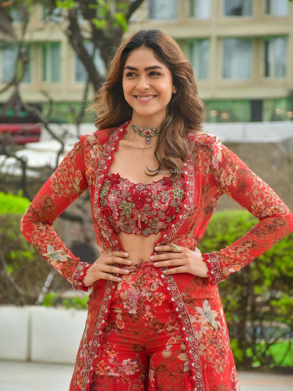 D 94 ✨ Elegant Red Floral Fusion Set ✨